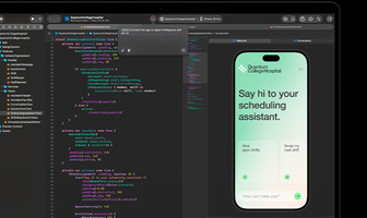 MacBook Pro, Xcode, l’éditeur de code affiche le commentaire : Connecter l’app à Apple Intelligence, aperçu sur iPhone, app Quantum College Hospital, texte indiquant : Dites bonjour à votre assistant de planning, boutons : Voir les gardes disponibles, Échanger ma prochaine garde