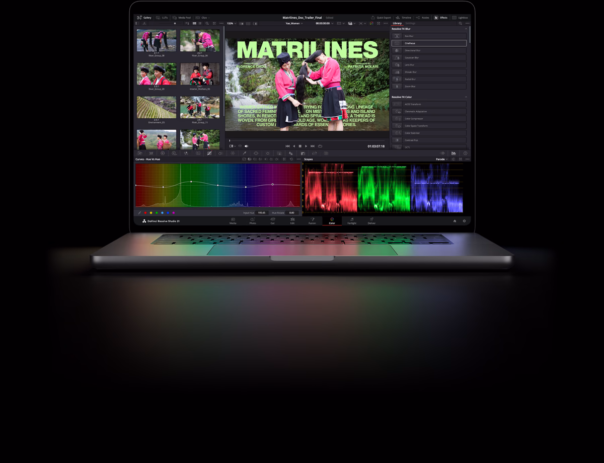 MacBook Pro mit PROLED XDR Display, Farbe Silber, das Display zeigt einen Film, der in DaVinci Resolve Studio geschnitten wird