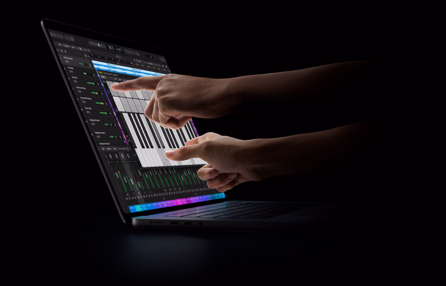 16 Zoll MacBook Pro mit PROLED XDR Display, geöffnet, Farbe Space Schwarz, das Display zeigt einen Logic Pro Workflow, während Hände über die Tastatur greifen, um per Touch mit den Tools zu interagieren