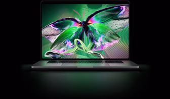 MacBook Pro mit PROLED XDR Display, Farbe Silber, das Display zeigt ein detailliertes, kontrastreiches Bild mit lebendigen Farben, der Bildschirm beleuchtet die Tastatur