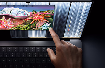 MacBook Pro mit PROLED XDR Display, Farbe Space Schwarz, eine Person ändert mit ihrem Finger die Größe eines Fensters auf dem Display
