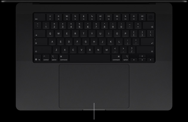 MacBook Pro mit PROLED XDR Display, Farbe Space Schwarz, geöffnet, Tastatur und Force Touch Trackpad werden gezeigt