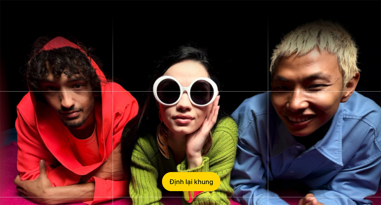 Bức ảnh với tông màu rực rỡ chụp cận cảnh ba người nhìn vào camera, nút có nội dung “Định Lại Khung.