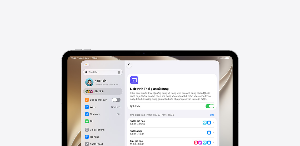 iPad hiển thị tính năng Lịch Trình Thời Gian Sử Dụng với dòng thời gian theo chiều ngang, cho biết danh mục ứng dụng và trang web được phép sử dụng trước, trong và sau giờ học.